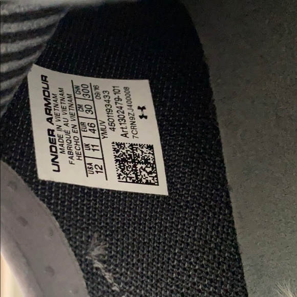 Under armor running shoes - Picture 4 of 6